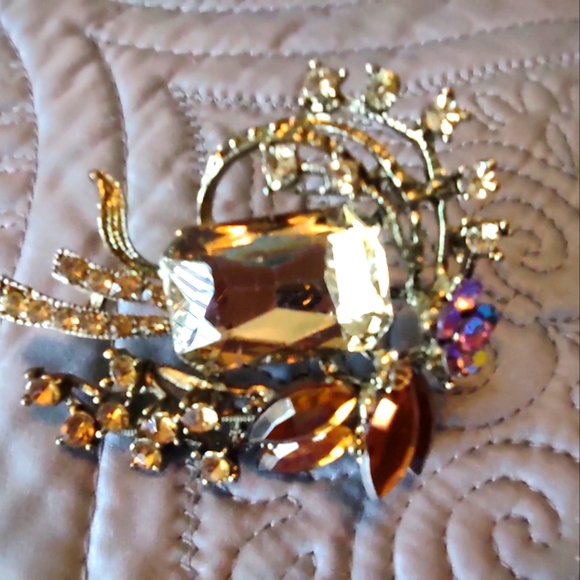 Gold, Topaz and Rhinestone Brooch.  Beautiful on a jacket or a scarf. 🧣 - Picture 5 of 5